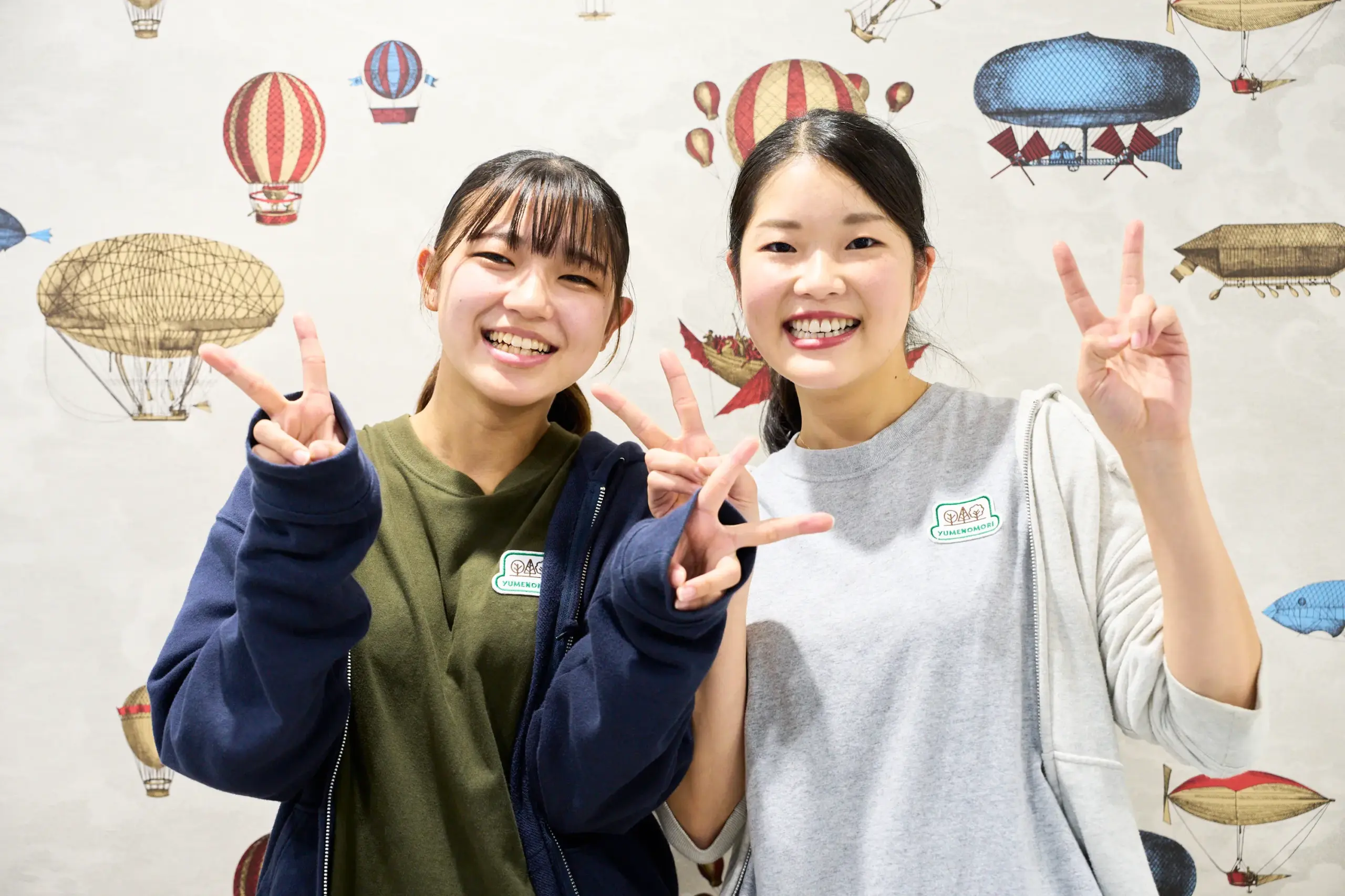 笑顔でピースサインをするゆめの森歯科スタッフ