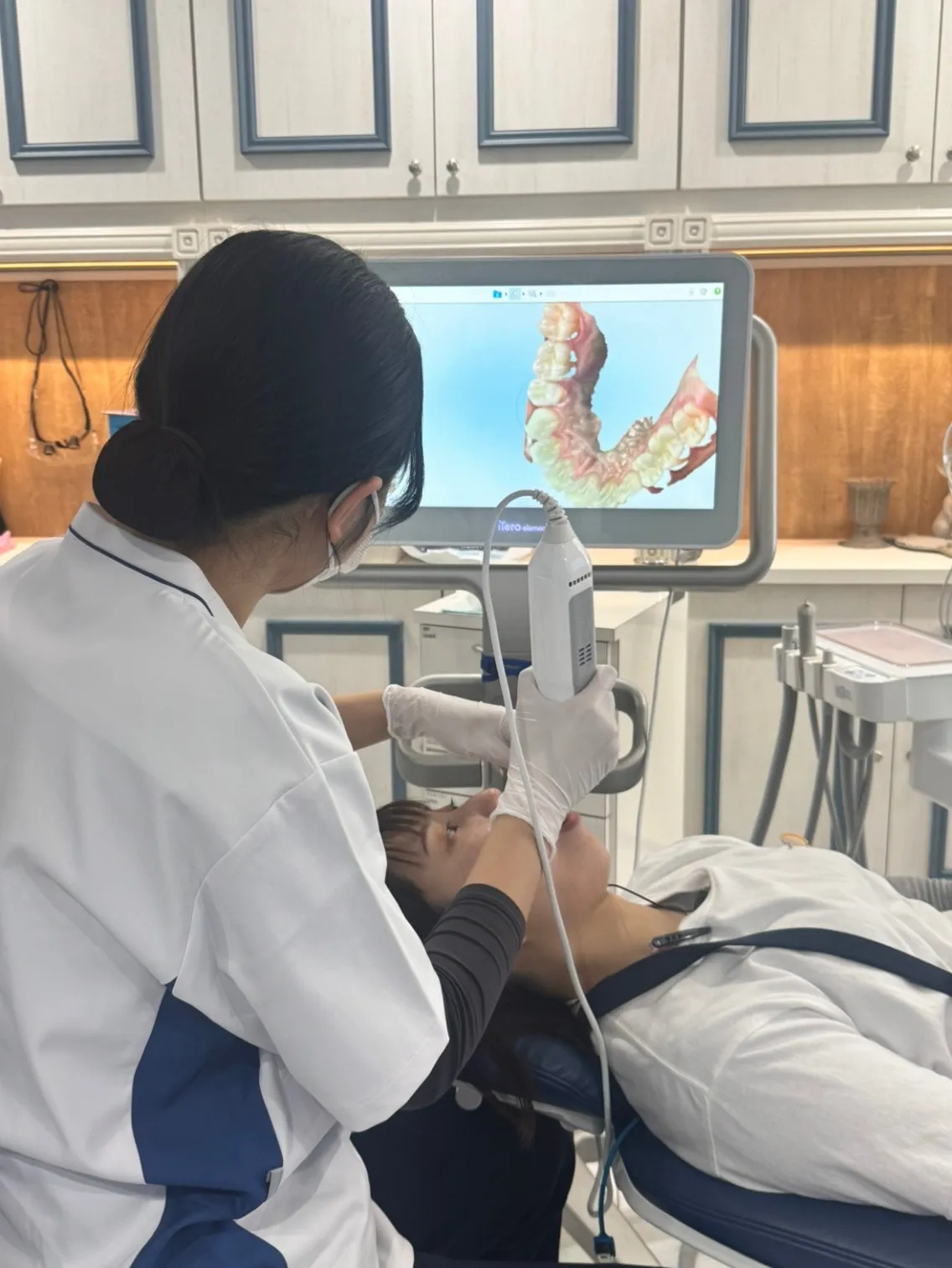 スタッフ研修で口腔内スキャナーの3Dデータを確認している様子